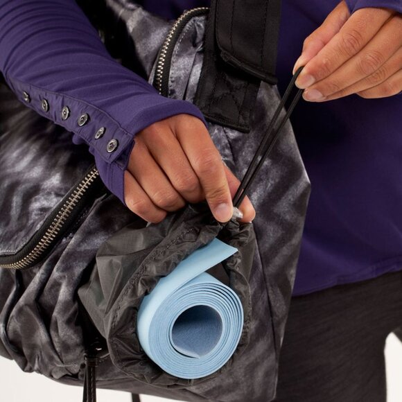 Lululemon Yoga Moto Messenger Bag Blazer Print (Black & Grey Chevron) - EUC! - Picture 5 of 15